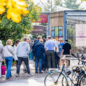 Sfeerimpressie van het enthousiaste publiek in het Zuiderparktheater tijdens het concert van Danny Vera.