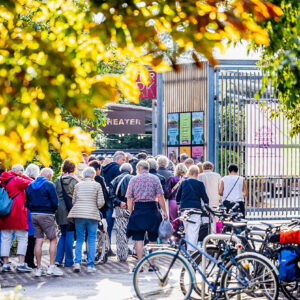 Sfeerimpressie van het enthousiaste publiek in het Zuiderparktheater tijdens het concert van Danny Vera.