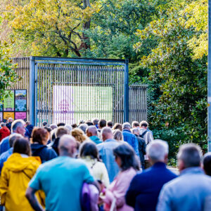 Sfeerimpressie van het enthousiaste publiek in het Zuiderparktheater tijdens het concert van Danny Vera.