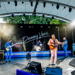 Sfeervolle podiumfoto van Danny Vera tijdens zijn concert in het Zuiderparktheater Den Haag.