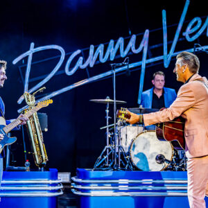 Sfeervolle podiumfoto van Danny Vera tijdens zijn concert in het Zuiderparktheater Den Haag.