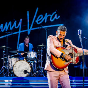 Sfeervolle podiumfoto van Danny Vera tijdens zijn concert in het Zuiderparktheater Den Haag.