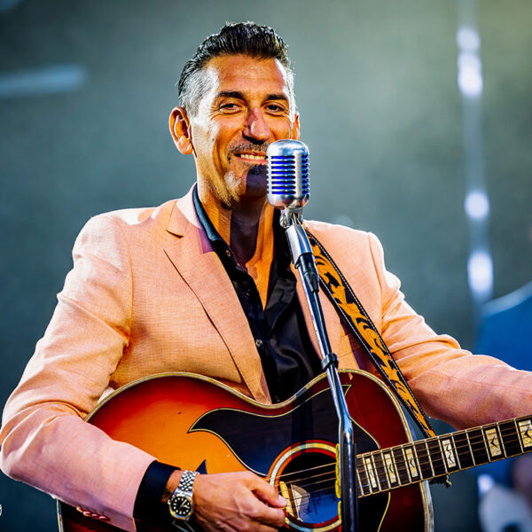 Sfeervolle podiumfoto van Danny Vera tijdens zijn concert in het Zuiderparktheater Den Haag.