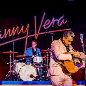 Sfeervolle podiumfoto van Danny Vera tijdens zijn concert in het Zuiderparktheater Den Haag.
