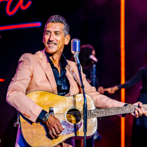Sfeervolle podiumfoto van Danny Vera tijdens zijn concert in het Zuiderparktheater Den Haag.