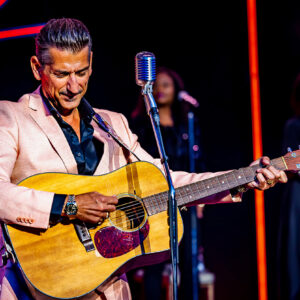 Sfeervolle podiumfoto van Danny Vera tijdens zijn concert in het Zuiderparktheater Den Haag.