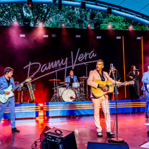 Sfeervolle podiumfoto van Danny Vera tijdens zijn concert in het Zuiderparktheater Den Haag.