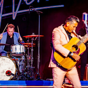 Sfeervolle podiumfoto van Danny Vera tijdens zijn concert in het Zuiderparktheater Den Haag.