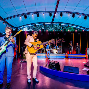 Sfeervolle podiumfoto van Danny Vera tijdens zijn concert in het Zuiderparktheater Den Haag.