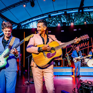 Sfeervolle podiumfoto van Danny Vera tijdens zijn concert in het Zuiderparktheater Den Haag.