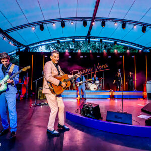 Sfeervolle podiumfoto van Danny Vera tijdens zijn concert in het Zuiderparktheater Den Haag.