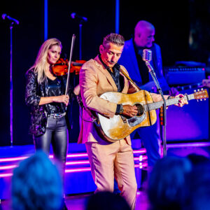 Sfeervolle podiumfoto van Danny Vera tijdens zijn concert in het Zuiderparktheater Den Haag.