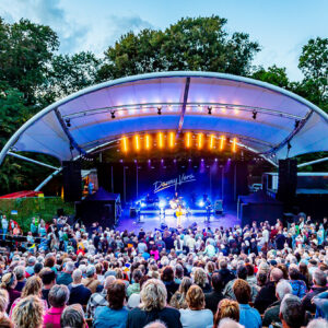 Danny Vera live in actie tijdens Zuiderpark Live in het Zuiderparktheater.