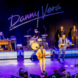 Danny Vera live in actie tijdens Zuiderpark Live in het Zuiderparktheater.