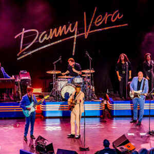 Danny Vera live in actie tijdens Zuiderpark Live in het Zuiderparktheater.