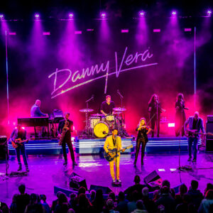 Danny Vera live in actie tijdens Zuiderpark Live in het Zuiderparktheater.