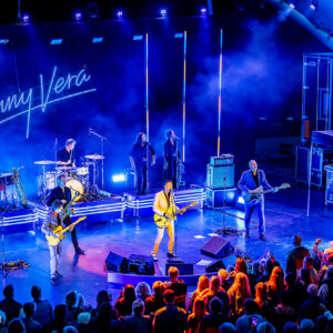 Danny Vera live in actie tijdens Zuiderpark Live in het Zuiderparktheater.