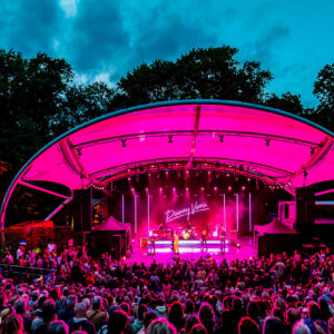 Danny Vera live in actie tijdens Zuiderpark Live in het Zuiderparktheater.