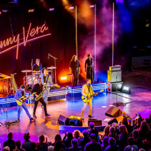 Danny Vera live in actie tijdens Zuiderpark Live in het Zuiderparktheater.