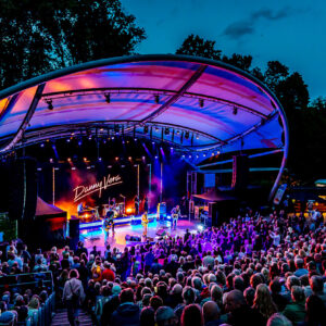 Singer-songwriter Danny Vera live op het podium van het Zuiderparktheater in Den Haag.