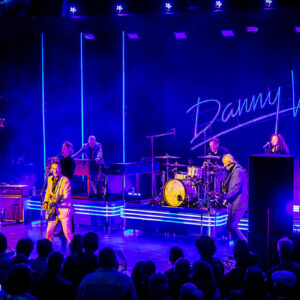 Singer-songwriter Danny Vera live op het podium van het Zuiderparktheater in Den Haag.