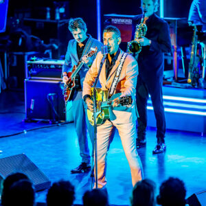 Singer-songwriter Danny Vera live op het podium van het Zuiderparktheater in Den Haag.