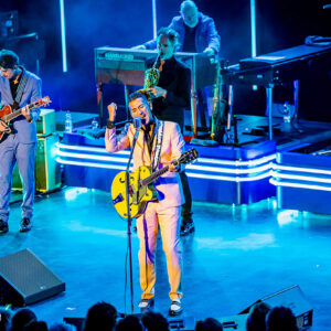 Singer-songwriter Danny Vera live op het podium van het Zuiderparktheater in Den Haag.