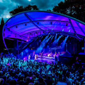 Singer-songwriter Danny Vera live op het podium van het Zuiderparktheater in Den Haag.