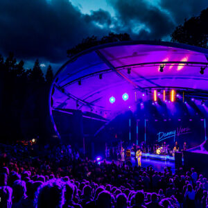 Singer-songwriter Danny Vera live op het podium van het Zuiderparktheater in Den Haag.