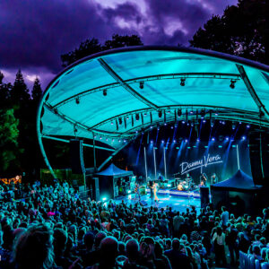 Singer-songwriter Danny Vera live op het podium van het Zuiderparktheater in Den Haag.