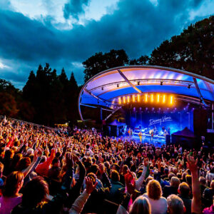 Singer-songwriter Danny Vera live op het podium van het Zuiderparktheater in Den Haag.