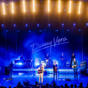 Singer-songwriter Danny Vera live op het podium van het Zuiderparktheater in Den Haag.