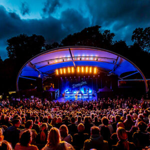 Singer-songwriter Danny Vera live op het podium van het Zuiderparktheater in Den Haag.