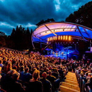 Singer-songwriter Danny Vera live op het podium van het Zuiderparktheater in Den Haag.
