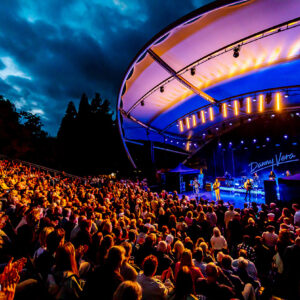 Singer-songwriter Danny Vera live op het podium van het Zuiderparktheater in Den Haag.