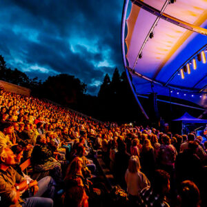 Singer-songwriter Danny Vera live op het podium van het Zuiderparktheater in Den Haag.