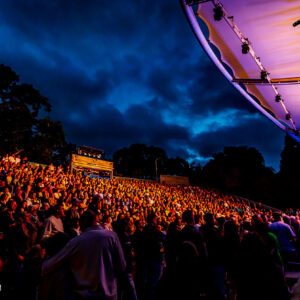Singer-songwriter Danny Vera live op het podium van het Zuiderparktheater in Den Haag.