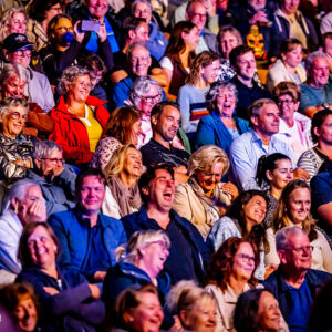 Sfeerimpressie van het enthousiaste publiek in het Zuiderparktheater tijdens het concert van Danny Vera.