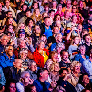 Sfeerimpressie van het enthousiaste publiek in het Zuiderparktheater tijdens het concert van Danny Vera.